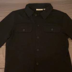 Säljer en stilren mörkblå overshirt från Only & Sons i storlek XS. Perfekt för höst och vår med sina långa ärmar och knappar framtill. Om ni vill ha bättre bilder på den kom privat för det blir konstigt med plick appen när man lägger upp bilder. Och såklart om de finns frågor skriv också privat 😄Nypris runt 799