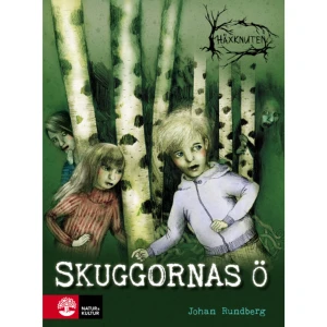Skuggornas ö (inbunden) - När Sebbes mamma åker på filminspelning till Litauen under påsklovet ska Sebbe bo hos en klasskompis i en stuga utanför stan. Tror hans mamma i alla fall. I själva verket har Sebbe planerat att bo själv i lägenheten tillsammans med Max. Då kan de passa på att umgås extra mycket med Manda som spelar i Stadsteaterns uppsättning av Frankensteins monster. Allt hade varit ganska bra om det inte vore för den skräckinjagande mardröm som väcker Sebbe varje natt. Som ett panikslaget djur rusar han genom skogen, hör de flämtande andetagen från det som förföljer honom. Det hinner alltid ikapp honom till slut. Precis som i verkligheten. Skuggornas ö är tredje och avslutande delen i Johan Rundbergs rysligt välskrivna trilogi Häxknuten – en kombination av isande skräck och smart humor. Johan Rundberg har skrivit bilderböcker, lättläst och för samma åldersgrupp bland annat Kärlekspizzan och Knockad Romeo.    Format Inbunden   Omfång 296 sidor   Språk Svenska   Förlag Natur &amp; Kultur Allmänlitteratur   Utgivningsdatum 2018-09-01   Medverkande Lotta Geffenblad   ISBN 9789127153080  