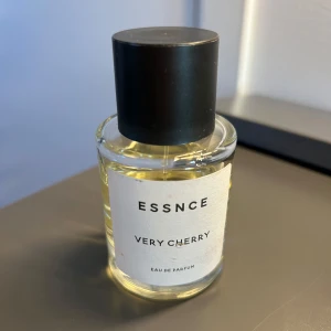Very Cherry Essnce - Förvarad mörkt och svalt. Doftar likt Tom Ford Lost Cherry. Edp 50ml. Cirka 70% kvar.