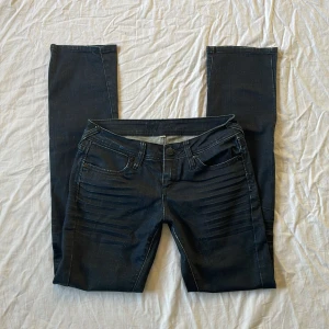 Lågmidjade jeans - De är i bra skick men dragkedjan är sönder och går ej att stänga (sista bilden) Mått: midjemått rakt över 39cm, grenhöjd 21cm, benöppning 18cm, lår 26cm, Innerbenslängd 86cm💗