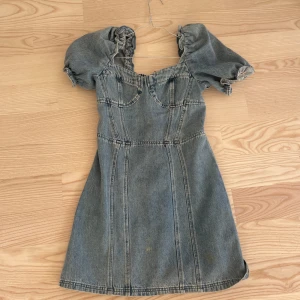 Jeansklänning  - Söt jeansklänning köpt på & Other Stories. Jättefint skick! 