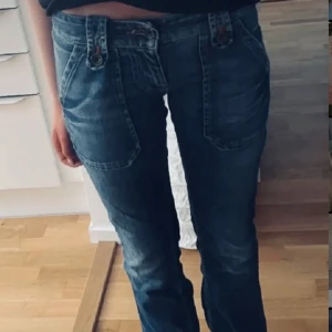Bootcutjeans - Säljer mina fina jeans då dom börjar bli lite små. Midjemått rakt över är 37 cm och är lite långa på mig som är 164💞 dom är i jättebra skick