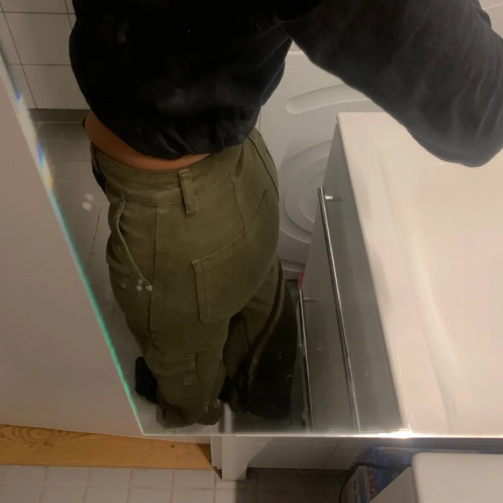 Säljer dessa par olivgröna byxor från Zara i nyskick. Dessa e mörk gröna jätte fin färg och super kvalitet, säljer dom eftersom dom är små för mig❣️. Jeans & Byxor.