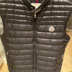 Monclear väst 1;1 - Säljer min monclear väst för känner att jag inte har nån användning för den och att jag vill få in lite snabba pengar. Inga defekter eller liknande. Eventuellt frågor så är det bara att skriva✍️pris inte hugget i sten. 🔥👑