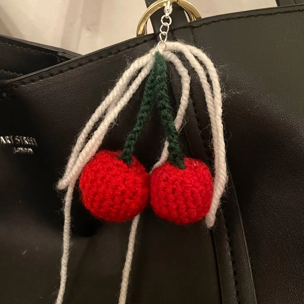 En liten och gullig körsbärs nyckelring, lätt att sätta på tex väskan eller nycklarna för en söt touch!🍒  Vänligen läs policyn i mina gillade innan köp💞. Accessoarer.