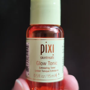 Pixi Glow Tonic - Säljer en Pixi Glow Tonic, en exfolierande toner med 5% glykolsyra. Perfekt för att ge huden en fräsch och strålande look. Flaskan är 15 ml, vilket gör den smidig att ta med på resan. Används efter rengöring med en bomullspad, både morgon och kväll.