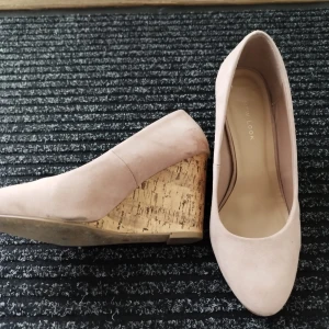 Fin skor  - Mocka imitation skor med kilklack 