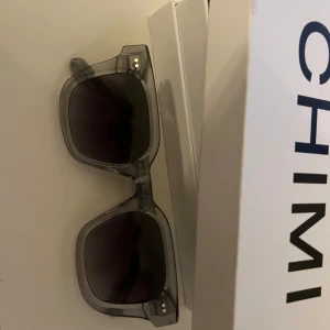 Grå solglasögon från CHIMI - Helt nya chimi 04 grey. Låda och allt följer med även tvättlappen är oanvänd.