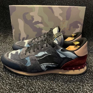 Valentino Rockrunners - Säljer ett par snygga Valentino Rockrunner sneakers i mycket bra skick. Endast skorna ingår. Perfekta nu till vintern! Storlek: 45. Tveka inte att hör av dig vid minsta fråga eller fundering!