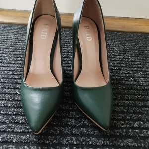 Fin skor - Gröna klackskor,höjd 12 cm. Använda 2 gånger. Nästan som ny. Från Zalando 