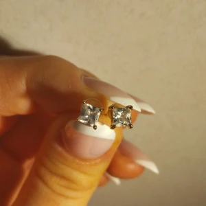 Fyrkantiga guld, diamant öronhängen  - Eleganta o stilrena ✨