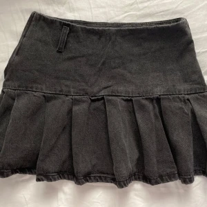 Svart kjol <3 - Svart jeanskjol <3 säljer då den blivit för liten på mig 🥲midja rakt över: 32cm, längd: 33cm 💗