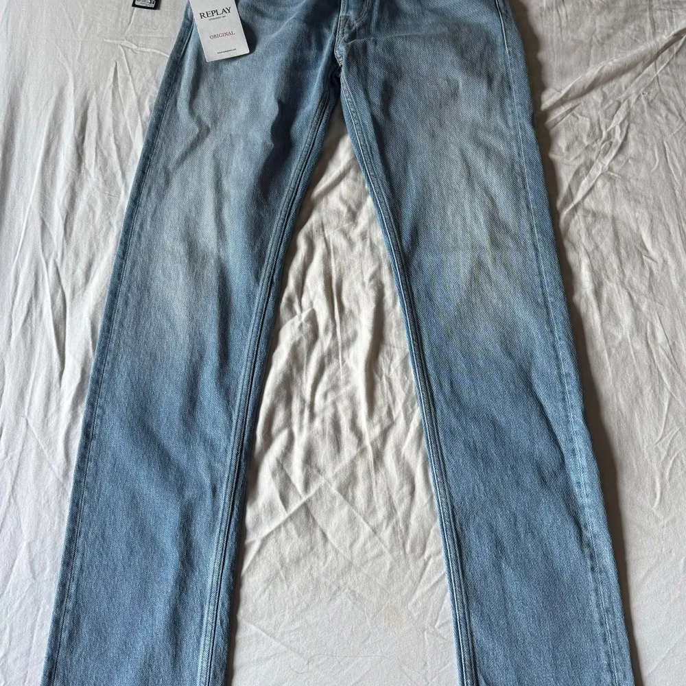 Midja: 30  Längd: 34  Helt nya med lappen kvar  Nypris 1499kr Mitt pris 800kr. Jeans & Byxor.