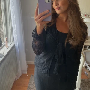 Svart Spetstopp!🩷 - Jättefin svart spetstopp som man knyter framtill! Använd ett fåtal gånger🩷