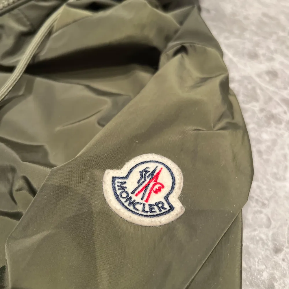 Hej! Säljer nu min Moncler Jacka. Jackan är i storlek M och har en väldigt fin och unik färg. NFC funkar utmärkt och jackan är i nyskick. Moncler tags och Moncler plastpåse medföljer vid köp.  Skriv privat vid minsta lilla fundering! 🙂. Jackor.