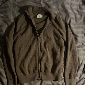 Bläck fullzip - Säljer denna feta fullzip från Bläck. Bra skick 10/10 i storlek S. Använd tre gånger. Den sitter true to size, vid frågor är det bara skriva🙌