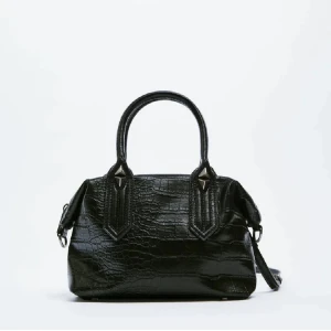 Axelväska rock Zara  - Använd men i bra skick🥰🥰 skriv för egna bilder💓