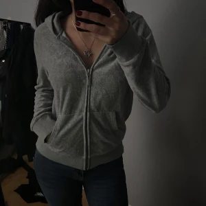 Zip up - Säljer en zip-up-tröja i mjukt och skönt material. Väldigt lite använd och i fint skick🎗️ Nypris: 349.💗