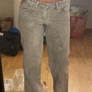 Ljusgrå Arrow - Ljusgråa lågmidjade jeans i modellen Arrow från Weekday💕 Sparsamt använd!💓Storlek 26/30! Frakt tillkommer <3