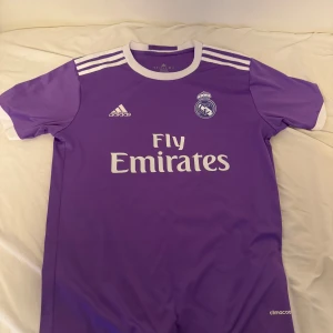 Real Madrid 2017 match tröja - Säljer denna tröja eftersom jag sparar till en moped och har nästan aldrig använt den. OBS den sitter stort i storleken eftersom den är lite baggy. Köpt för 700kr