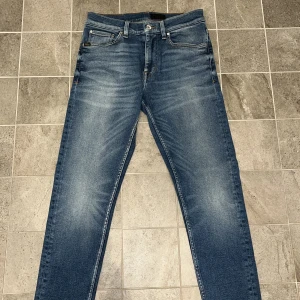 Tiger of Sweden Jeans (Nya)  - Säljer dessa oanvända Tiger of Sweden Jeans i storlek W30/L30| Skick:10/10(HELT NYA)|Nypris: Ca 1599kr| Kontakta vid minsta fråga eller fundering.