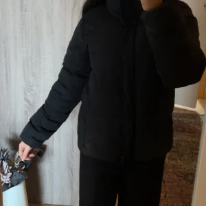 Vinterjacka  - Säljer min vinterjacka för jag har köpt en ny. Den är använd i bra skick. Den är i storlek 160. Den passa jättebra min mamma som brukar ha storlek Xs/S