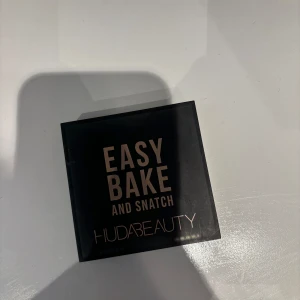 Easy Bake and Snatch från Huda Beauty - Säljer ett puder från Huda Beauty i nyansen 'Cupcake'. Testad 1 gång 