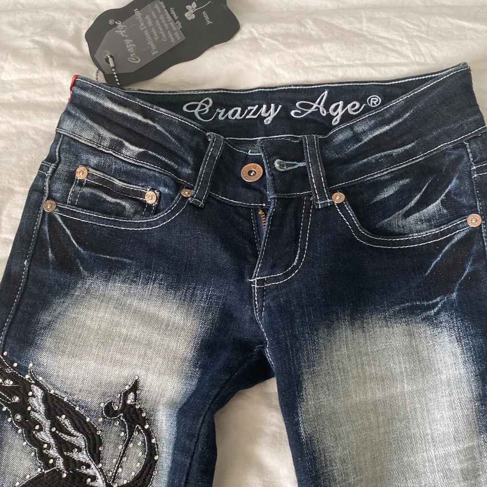 helt nya jättesnygga unika crazy age jeans, väldigt lågmidjade. Säljer då de är lite för små för mig, priset kan självklart diskuteras vid snabbt köp.🩷 . Jeans & Byxor.