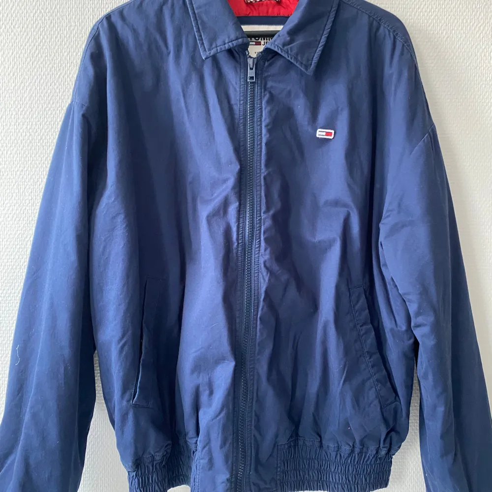 Harrington / Bomber Jacka från Tommy Hilfiger (Tommy Jeans)  I princip helt oanvänd  Storlek: M (men funkar även som S) . Jackor.