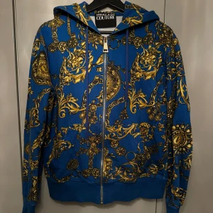 Versace Couture hoodie  - Hej säljer denna ”ALL OVER BAROQUE PRINT ZIP UP”, nästintill helt ny testad 1-2 ggr 