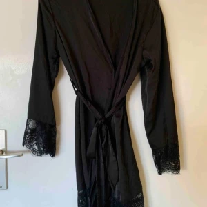 Satin morgonrock  - Jätte fin satin morgonrock som ej kommer till användning. Strl Xl men upplever den som liten mer som M. 