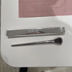 Caia sminkborste - Sminkborste från Caia. Kommer i förpackningen. Aldrig ens testad. F23. 🩷