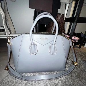 Märkes väska  - Använd få gånger. Nyskick, rymlig väska för jobb och skola. Pris kan diskuteras