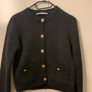 Från zara. - Allt går att stryckas och tvättas innan köpningen.  Inte använt så mycket. Ser helt ny ut. Den är i storlek S men passar även i XS.