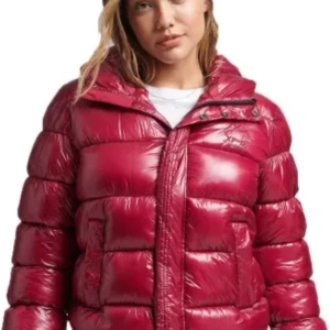 Superdry röd vinterjacka - En jättefin röd vinterjacka från superdry som inte längre säljs . Säljer då jag har många andra . Pris kan diskuteras . Jackan är i nyskick