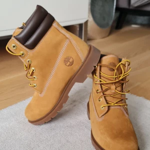 Timberland stövlar i nabuk läder - Säljer ett par Timberland stövlar i Nabuk läder. Aldrig använda och i topp skick. Storlek EU 38. Priset kan diskuteras för seriösa köpare. Kartongen medföljer ej. 