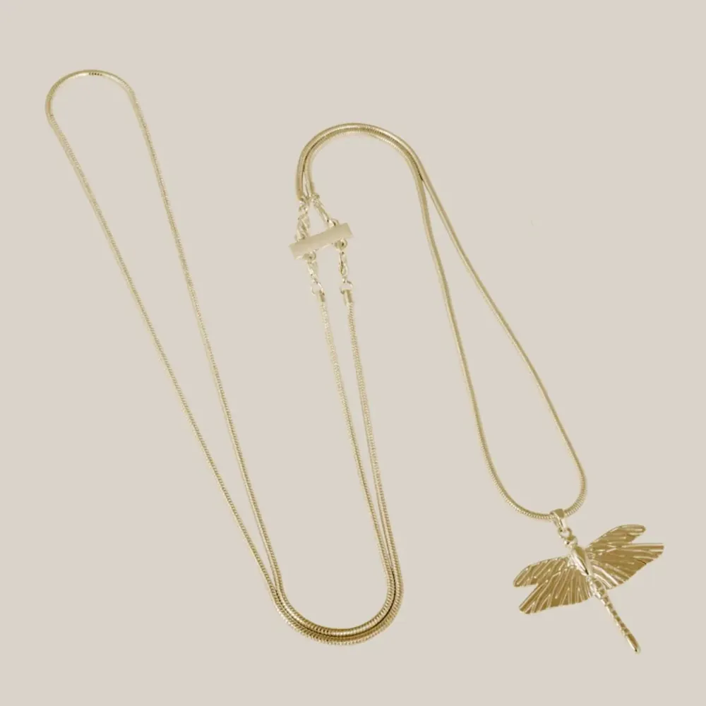 Säljer detta trendiga halsband från ioaku💖 finns både en längre och kortare kedja, så antingen kan man använda båda samtidigt eller bara en❤️ använd vid ett fåtal tillfällen och är i perfekt skick utan repor osv❤️. Accessoarer.