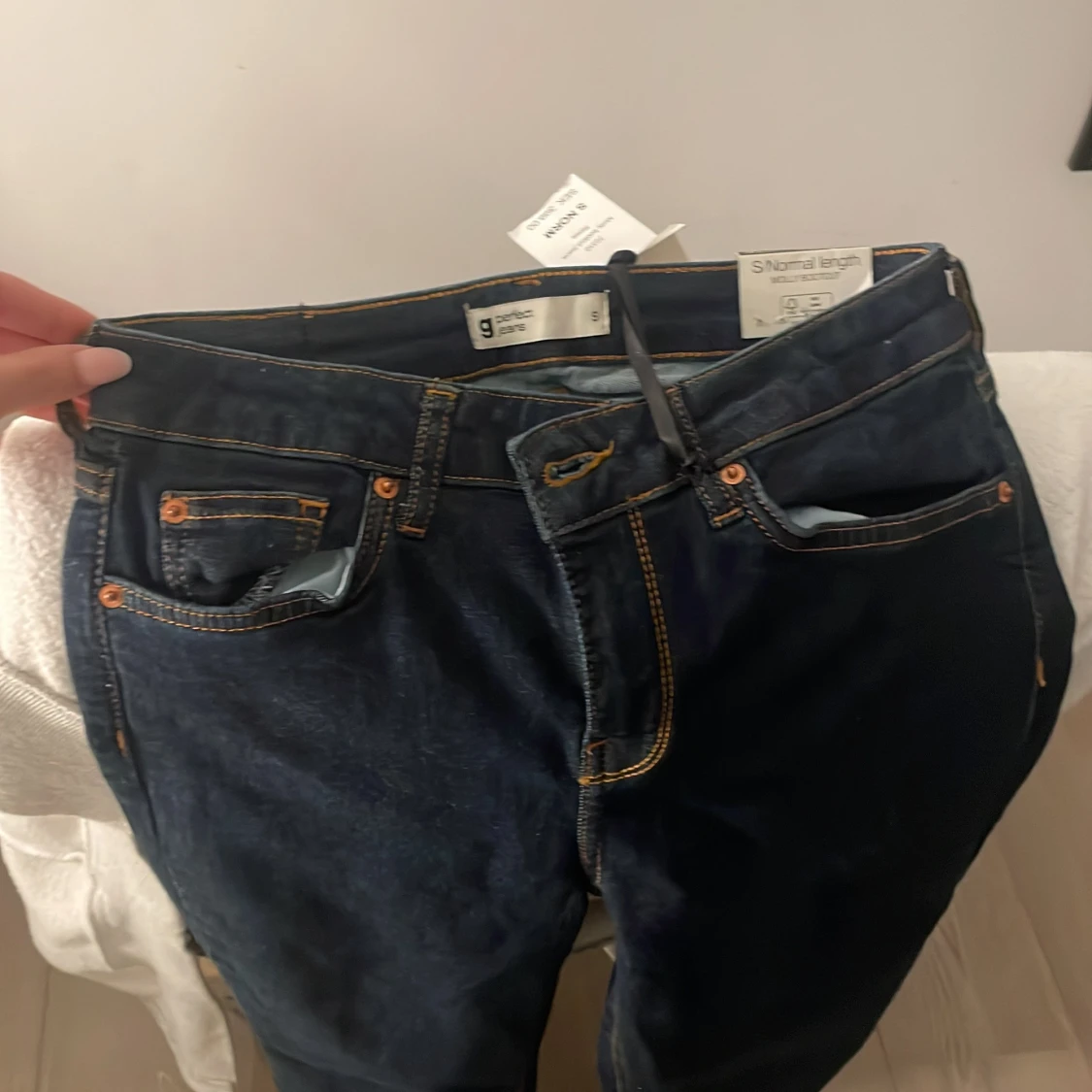 mörkblåa jeans högmidjade - 90