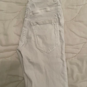 Vita skinnys från Gina Tricot  - 🤩🤩