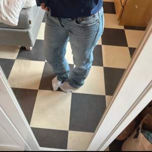 säljer dessa så snygga zara straight jeans perfekta höst byxorna! 