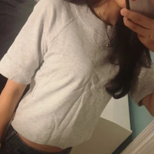 Tröja - En trekvart ärmad tröja💘 har kommit i användning ett par gånger. Inget hål eller fel på tröjan. Storleken är S men är ganska kort i längden. Skriv om det är frågor🥰 