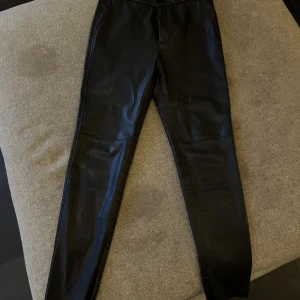 Skinnbyxa - Jätte snygga skinnbyxor i rak modell. Dragkedja nertill vid anklarna:) inga defekter. Pris kan diskuteras 