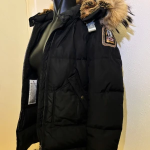 Parajumpers jacka - Lite kortare och lättare version av Parajumpers ”Long Bear” modellen. Väldigt sparsamt omhändertagen, allt fungerande. Storleken är i ”Young Small” men är motsvarande XXS/XS i vuxenstorlek. Tjejen på bilden är 160cm.  Möts upp i Göteborg om önskat💕