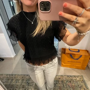 Svart topp  - Super snygg, lite tjockare topp från zara som är perfekt till exempelvis fest eller middagar! Använd fåtal gånger. Storlek L men passar mig som vanligtvis har S. 