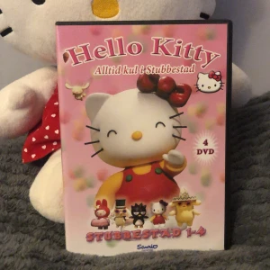 Hello Kitty Dvd - Filmerna är uppdelade i kortare avsnitt (ca 10 min) som har både intro och eftertexter efter varje avsnitt, eftertexterna är över en minut så jag skulle inte rekommendera. Bra som dekoration däremot!💕