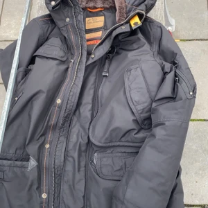 Parajumper right hand jacka  - Den är använd fåtal gånger och är på väldigt fint skick (tar även emot byte)