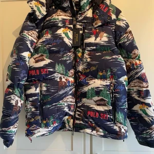 Polo Ralph lauren jacka - Jackan köptes op NK men har aldrig kommit till användning så säljer den ist. Ny pris 5195