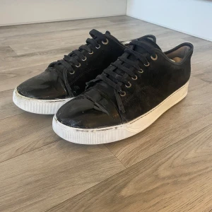 Lavins - Säljer dessa Lanvins i storlek 44 med ett medelmåttigt skick, liten slitning på captoen och lite slitna sulor därav det lägre priset. Sulan är däremot uppfräschad och skorna går absolut fortfarande att använda utmärkt. 