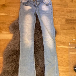 jeans - så snygga jeans köpta seconhand ! har tyvärr inte kappen kvar så vet inte vart dem ör ifrån 🥰