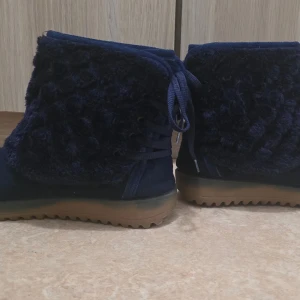 Stövlar 38 - Marinblå Stövlar,  i fint skick som since på bilderna. 